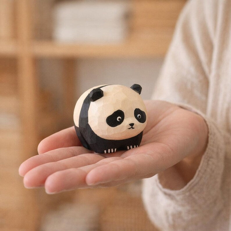 Panda Figur aus Holz | Handgefertigte Tier Dekoration | Niedliches Holz Ornament für Schreibtisch