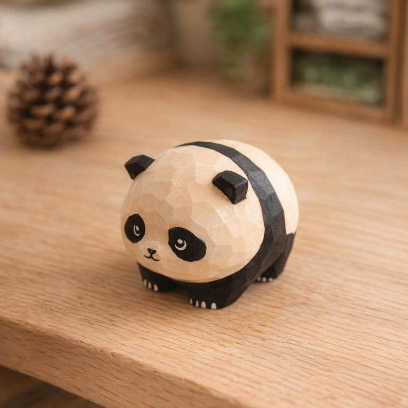 Panda Figur aus Holz | Handgefertigte Tier Dekoration | Niedliches Holz Ornament für Schreibtisch