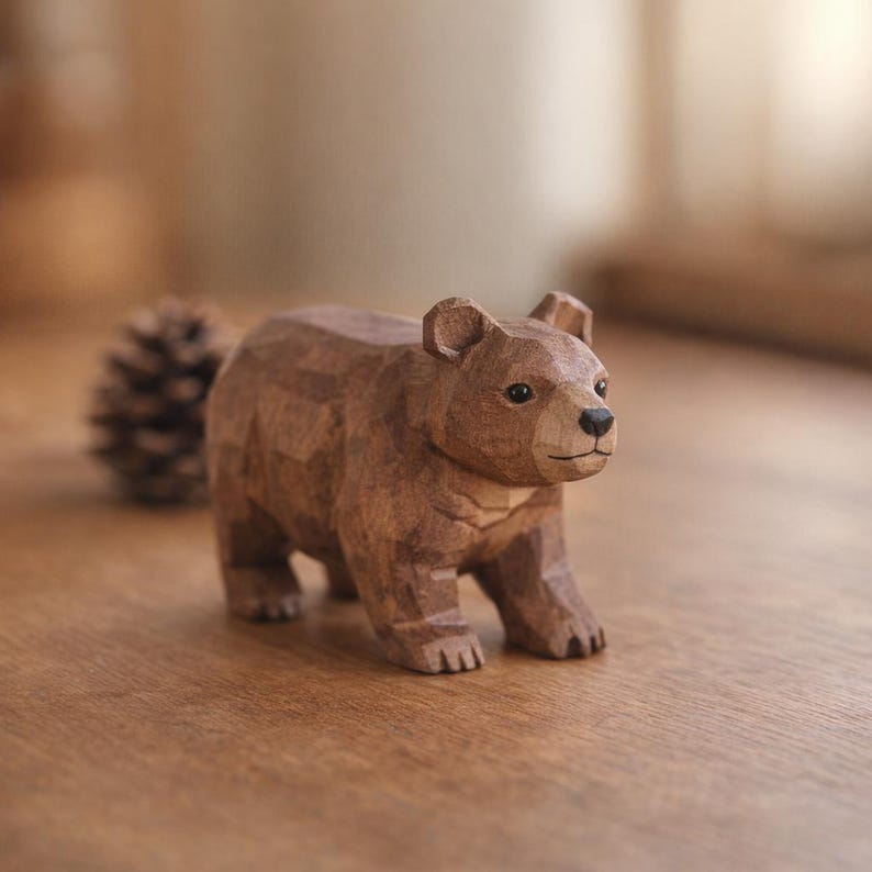Handgefertigte Holzfigur Bär | Minimalistische Wald Dekoration 5x7x2,7cm Naturholz