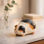 Handgefertigte Holzfigurine Meerschweinchen 8,2 cm - Tierdekoration für Schreibtisch, Regal