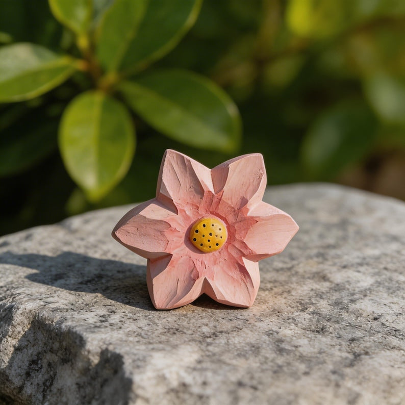 Rosa Handgefertigte Holzblumendekor, Geschnitzte Blumenverzierung, Botanische Regaldekoration
