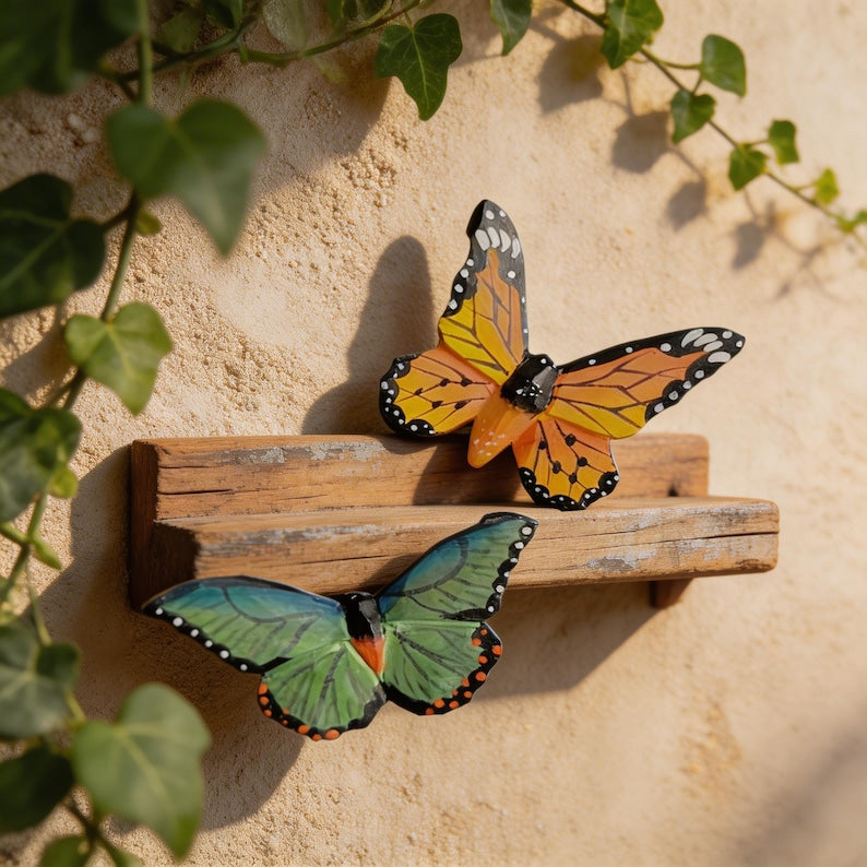 Handgefertigte Holzschmetterlingsdekoration, Monarch-Regaldekor, naturinspirierter Wandakzent, 4-fach gehäkelt