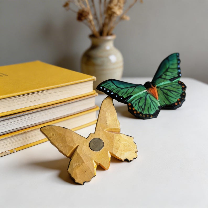 Handgefertigte Holzschmetterlingsdekoration, Monarch-Regaldekor, naturinspirierter Wandakzent, 4-fach gehäkelt