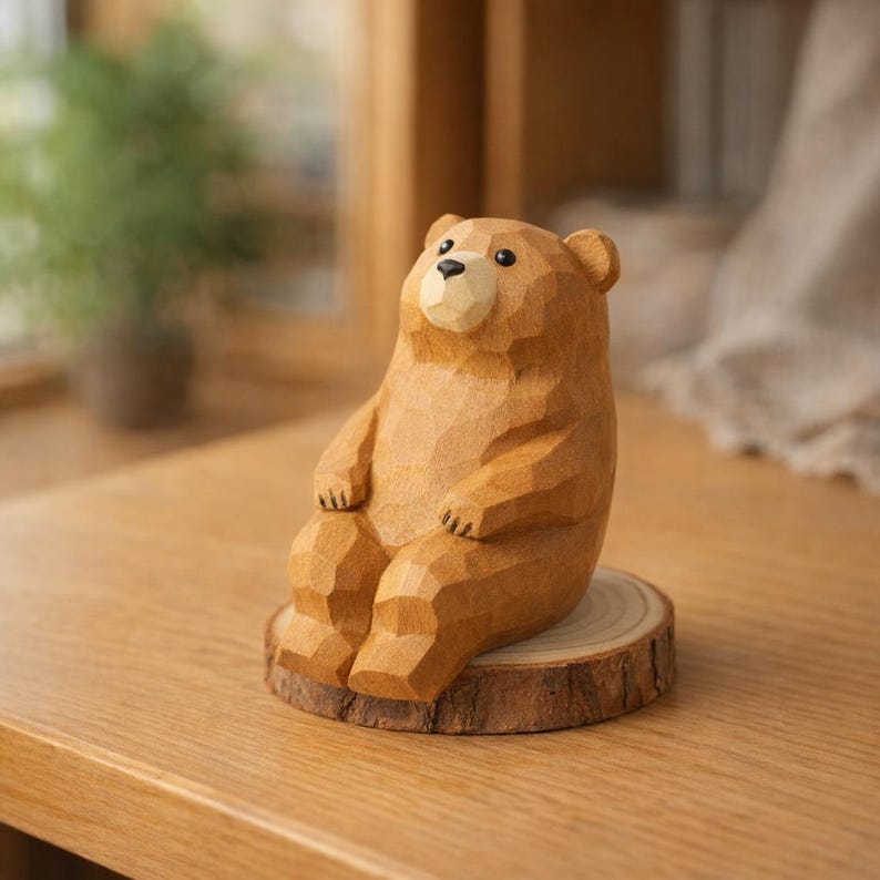 Handgeschnitzte hölzerne Bärenfigur - Facettiertes Low-Poly-Design - 5,84 cm Höhe - Naturholz - Honigbraun