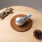 Handbemalte Blaumeise Holzfigur Low-Poly Skulptur mit Kiefernholzsockel