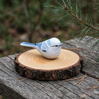 Handbemalte Blaumeise Holzfigur Low-Poly Skulptur mit Kiefernholzsockel