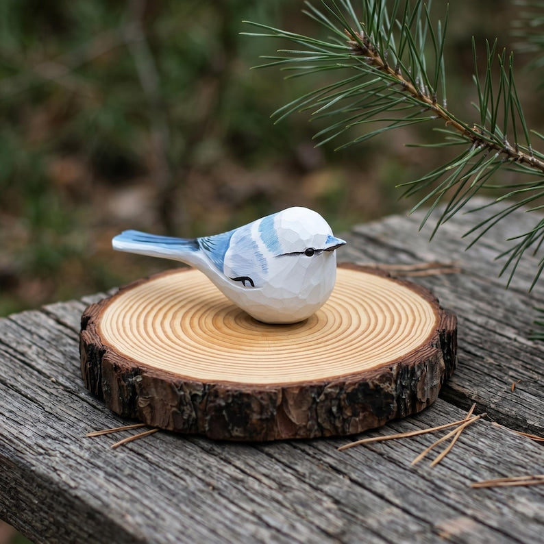 Handbemalte Blaumeise Holzfigur Low-Poly Skulptur mit Kiefernholzsockel
