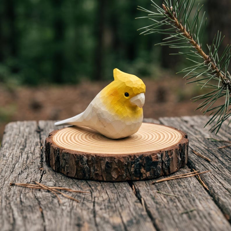 Handgeschnitzte Nymphensittich-Figur aus Massivholz, Low-Poly, handbemalt, personalisierbarer Sockel, Denkmal für Vogelliebhaber