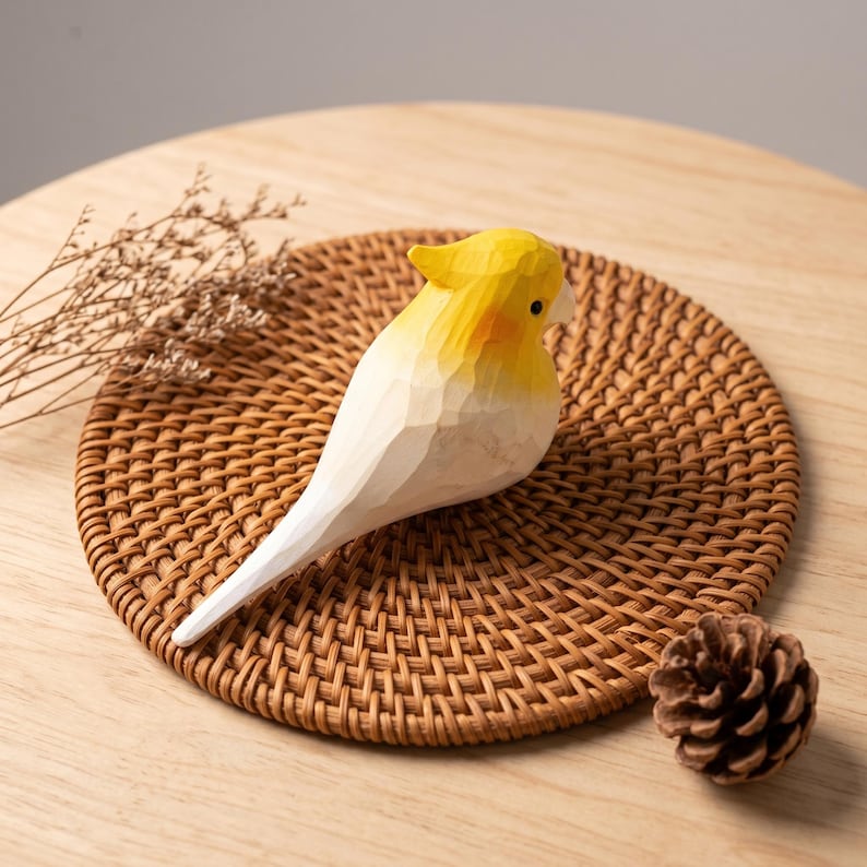 Handgeschnitzte Nymphensittich-Figur aus Massivholz, Low-Poly, handbemalt, personalisierbarer Sockel, Denkmal für Vogelliebhaber
