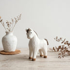 Weißes Pferd Holzfigur, Kopf Up Pose, Handgeschnitzte Low-Poly Schreibtischskulptur, Naturholz mit Weißem Finish
