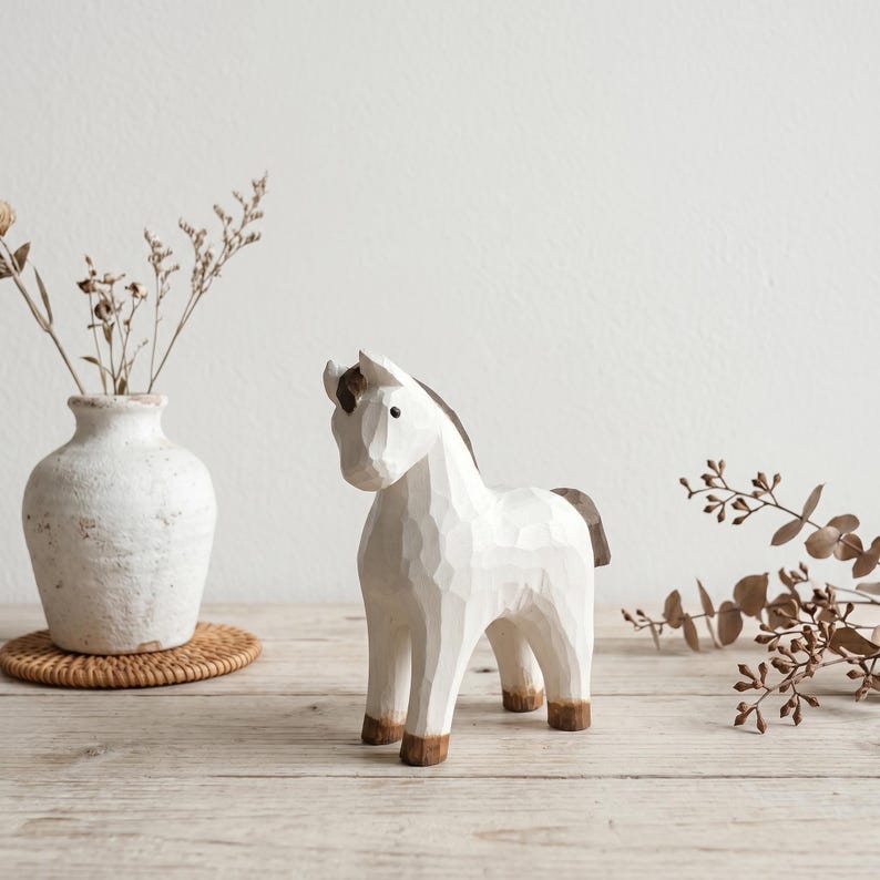 Weißes Pferd Holzfigur, Kopf Up Pose, Handgeschnitzte Low-Poly Schreibtischskulptur, Naturholz mit Weißem Finish