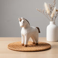 Weißes Pferd Holzfigur, Kopf Up Pose, Handgeschnitzte Low-Poly Schreibtischskulptur, Naturholz mit Weißem Finish