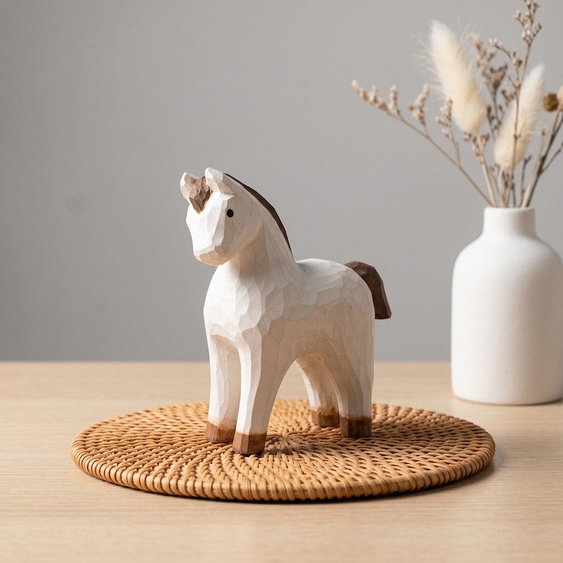 Weißes Pferd Holzfigur, Kopf Up Pose, Handgeschnitzte Low-Poly Schreibtischskulptur, Naturholz mit Weißem Finish