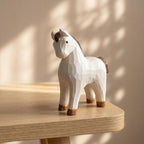 Weißes Pferd Holzfigur, Kopf Up Pose, Handgeschnitzte Low-Poly Schreibtischskulptur, Naturholz mit Weißem Finish