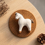 Weißes Pferd Holzfigur, Kopf Up Pose, Handgeschnitzte Low-Poly Schreibtischskulptur, Naturholz mit Weißem Finish
