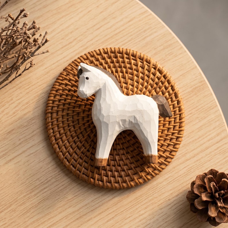 Weißes Pferd Holzfigur, Kopf Up Pose, Handgeschnitzte Low-Poly Schreibtischskulptur, Naturholz mit Weißem Finish