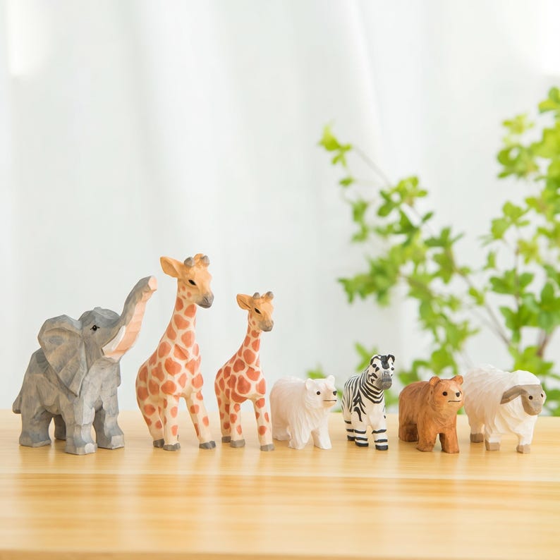 Handgeschnitzte hölzerne Tierfiguren - bemaltes Safari Schreibtisch Dekor Set