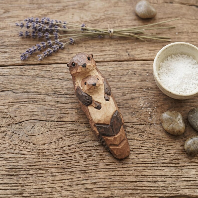 Handgeschnitzte hölzerne Otter-Mutter und Baby-Figur, Waldland-Kinderzimmerdekor