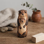 Handgeschnitzte hölzerne Otter-Mutter und Baby-Figur, Waldland-Kinderzimmerdekor