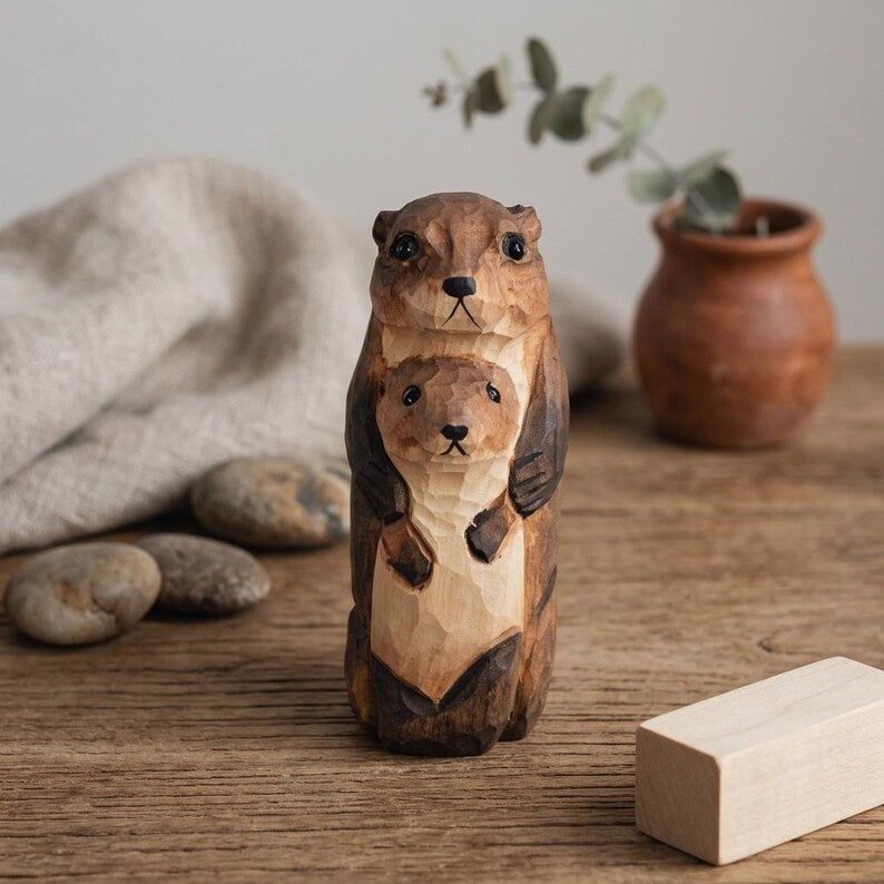Handgeschnitzte hölzerne Otter-Mutter und Baby-Figur, Waldland-Kinderzimmerdekor