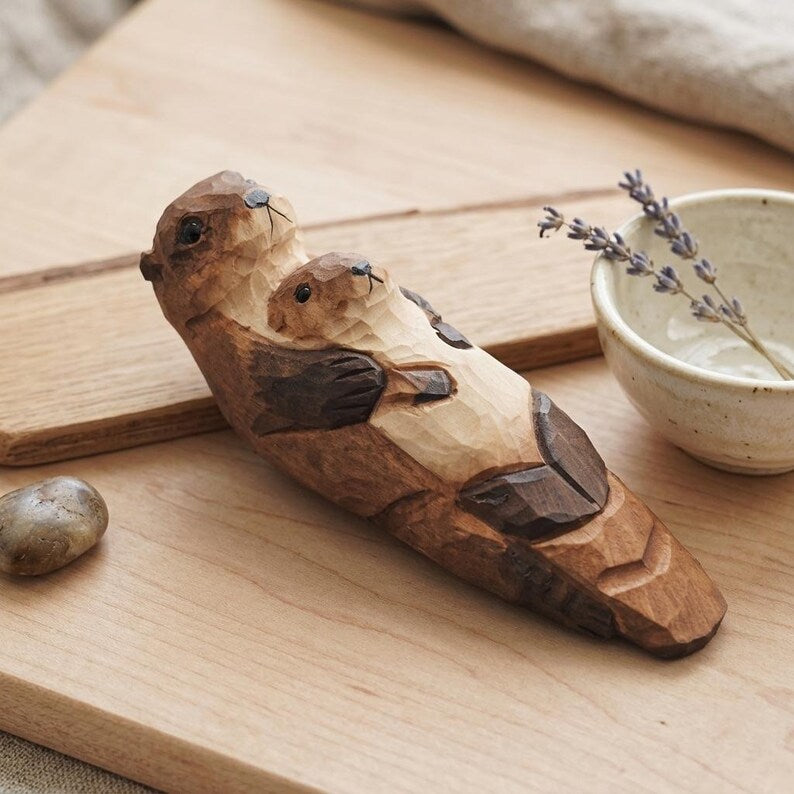 Handgeschnitzte hölzerne Otter-Mutter und Baby-Figur, Waldland-Kinderzimmerdekor
