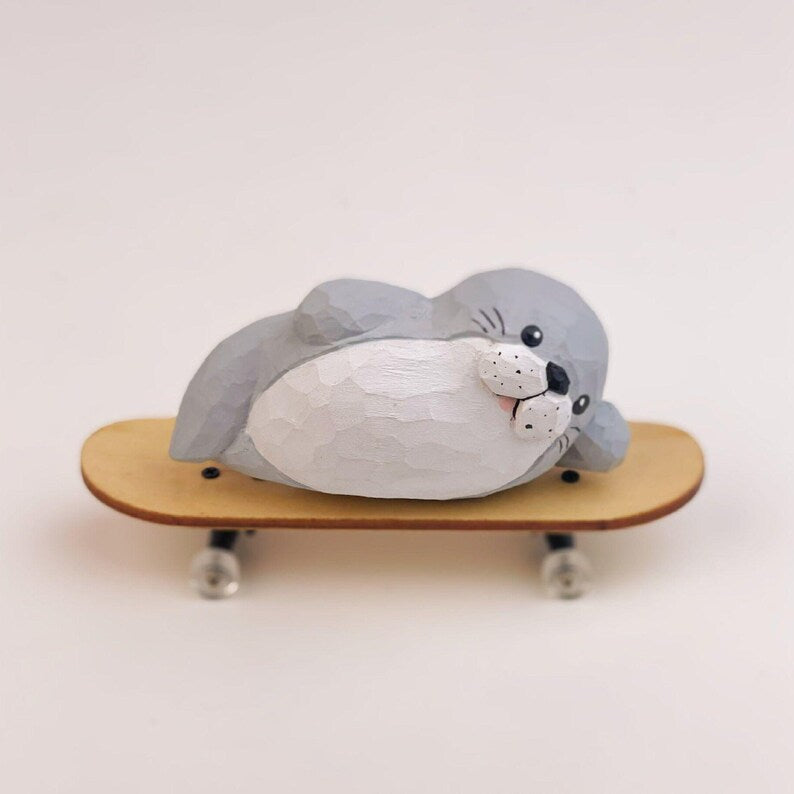 Handgeschnitzte Holzrobbe Figur Miniatur Skating Robbe Skulptur