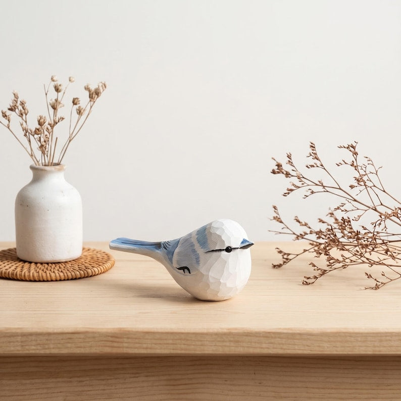 Handbemalte Blaumeise Holzfigur Low-Poly Skulptur mit Kiefernholzsockel