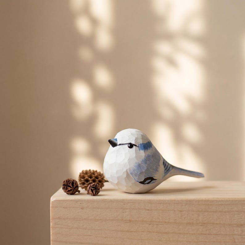 Handbemalte Blaumeise Holzfigur Low-Poly Skulptur mit Kiefernholzsockel