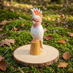 Handgeschnitzte Holzkakadufigur – Rosa Vogelstatue aus Holz für Schreibtischdekoration