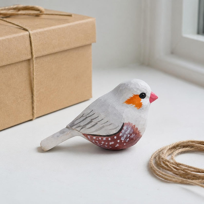 Handgeschnitzter hölzerner Vogel – Bunte Schreibtischdekoration