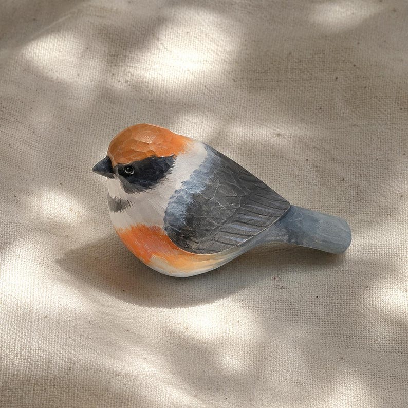 Handgeschnitzter hölzerner Vogel – Bunte Schreibtischdekoration