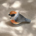 Handgeschnitzter hölzerner Vogel – Bunte Schreibtischdekoration