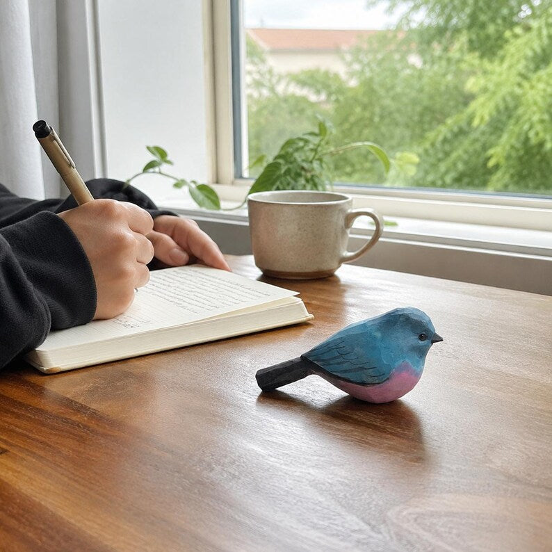 Handgeschnitzter hölzerner Vogel – Bunte Schreibtischdekoration