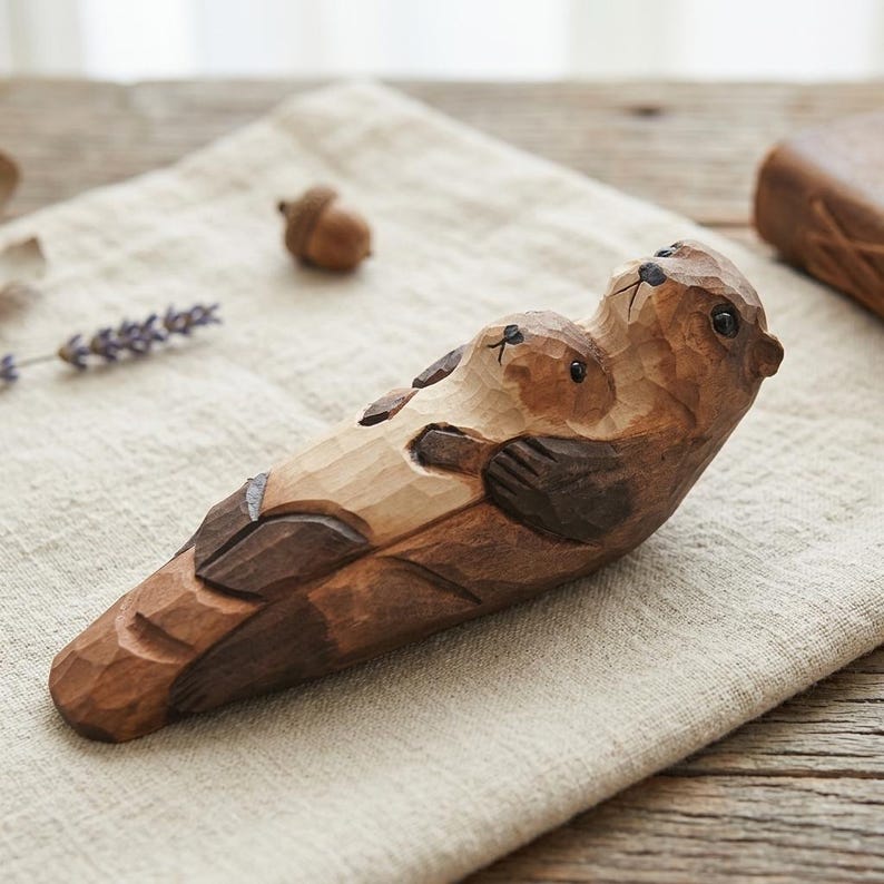 Handgeschnitzte hölzerne Otter-Mutter und Baby-Figur, Waldland-Kinderzimmerdekor