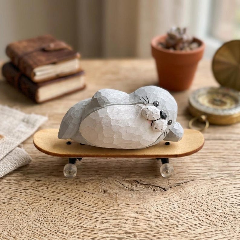 Handgeschnitzte Holzrobbe Figur Miniatur Skating Robbe Skulptur