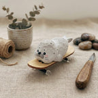 Handgeschnitzte Holzrobbe Figur Miniatur Skating Robbe Skulptur