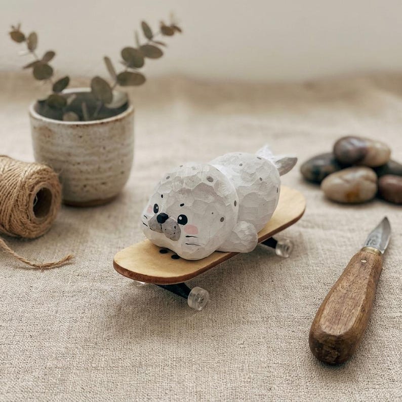 Handgeschnitzte Holzrobbe Figur Miniatur Skating Robbe Skulptur