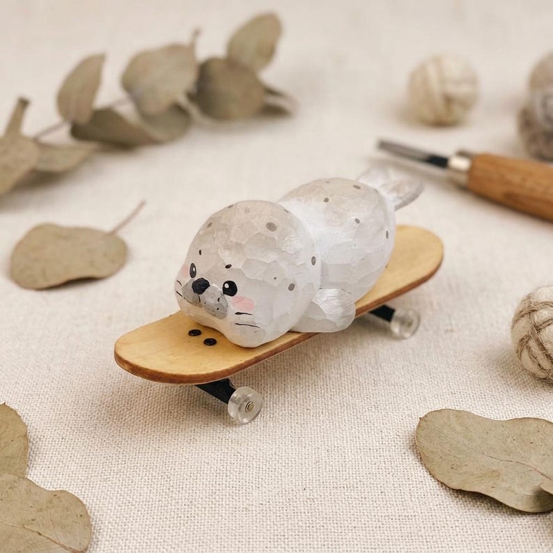 Handgeschnitzte Holzrobbe Figur Miniatur Skating Robbe Skulptur