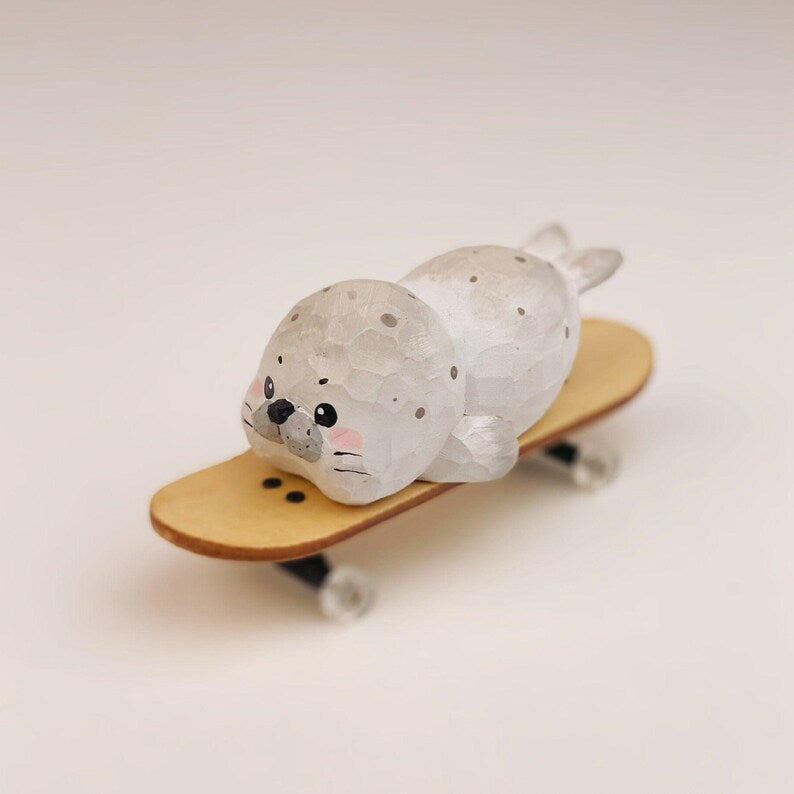 Handgeschnitzte Holzrobbe Figur Miniatur Skating Robbe Skulptur