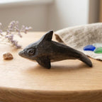 Handgeschnitzte hölzerne Delphinfigur, rustikale Meereslebenskulptur, Ozeantierkunst für Seeliebhaber