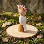 Handgeschnitzte Holzkakadufigur – Rosa Vogelstatue aus Holz für Schreibtischdekoration