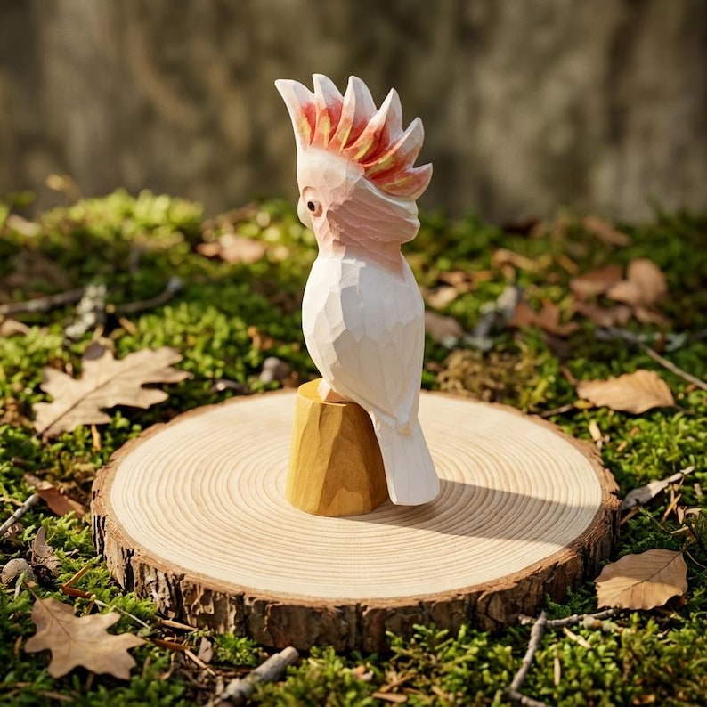 Handgeschnitzte Holzkakadufigur – Rosa Vogelstatue aus Holz für Schreibtischdekoration
