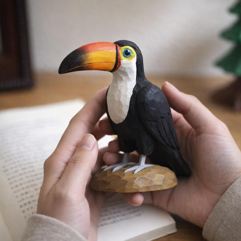 Handgefertigte Holzfigur Tukan – tropischer Schreibtisch-Dekor Akzent, 12 cm