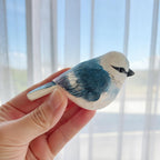 Handgeschnitzter hölzerner Vogel – Bunte Schreibtischdekoration