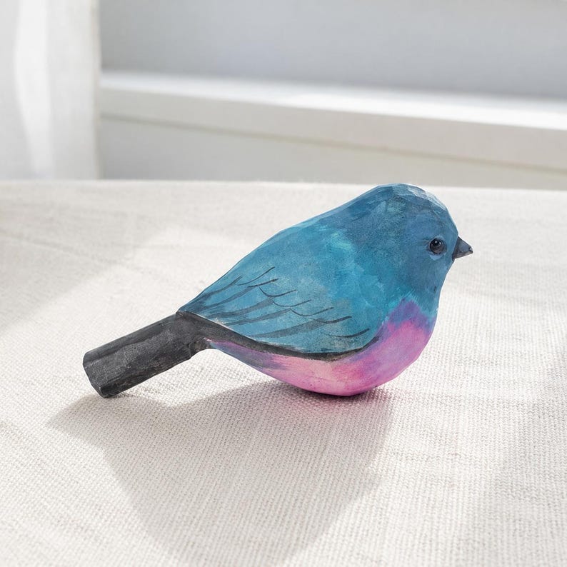 Handgeschnitzter hölzerner Vogel – Bunte Schreibtischdekoration