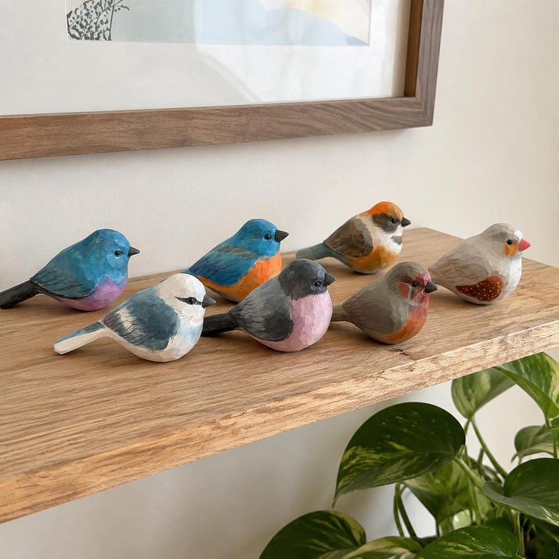 Handgeschnitzter hölzerner Vogel – Bunte Schreibtischdekoration